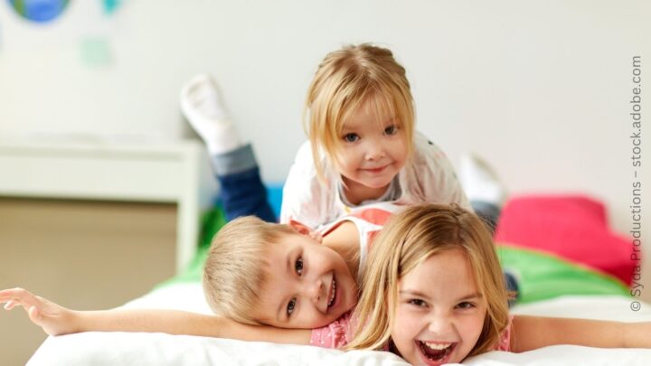 Geschwisterkinder: Zusammen oder einzeln betreuen?